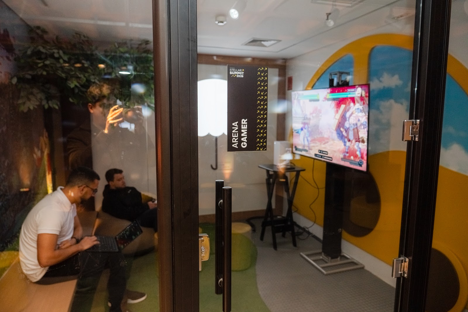 Arena Gamer room with builders inside